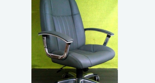 Перетяжка офисного кресла кожей. Могоча